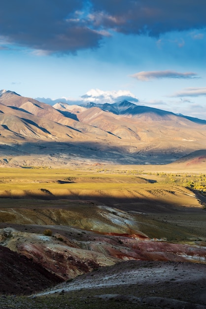 Paisagens marcianas da estepe de Chui, vale KyzylChin, outono nas montanhas Altai