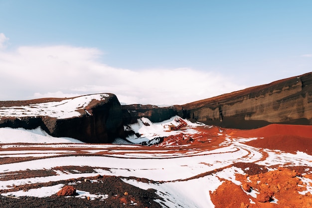 Paisagens marcianas na islândia. a cratera vermelha do vulcão seydisholar. a pedreira da mineração de solo vermelho