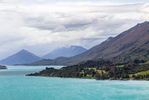 Paisagens montanhosas ao longo das margens do Lago Wakatipu na Nova Zelândia