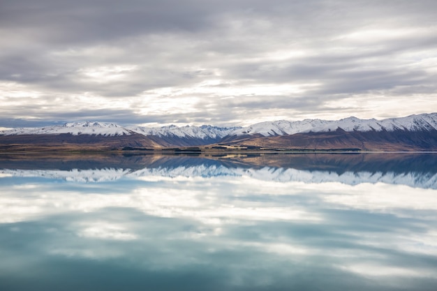 Paisagens naturais incríveis na Nova Zelândia. Lago de montanhas ao pôr do sol.