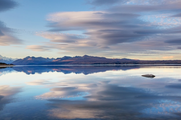 Paisagens naturais incríveis na Nova Zelândia. Lago de montanhas ao pôr do sol.
