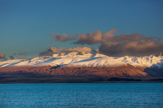 Paisagens naturais incríveis na Nova Zelândia. Lago de montanhas ao pôr do sol.