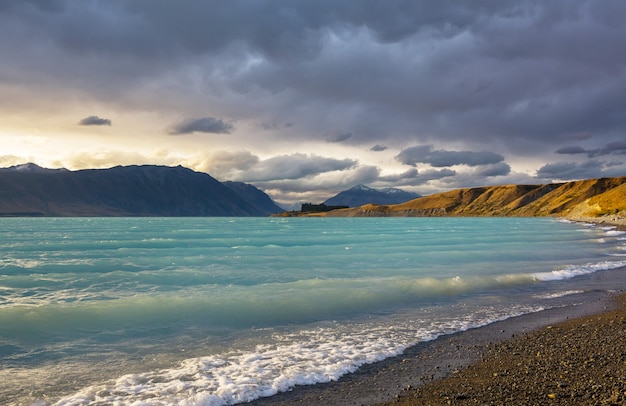 Paisagens naturais incríveis na nova zelândia. lago de montanhas ao pôr do sol.