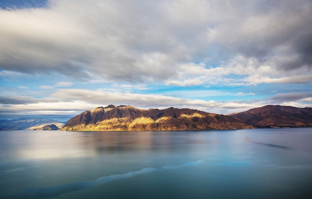 Paisagens naturais incríveis na Nova Zelândia. Lago de montanhas ao pôr do sol.