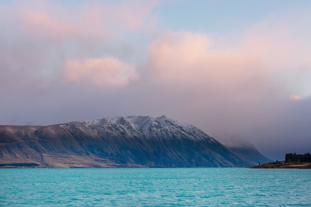 Paisagens naturais incríveis na Nova Zelândia. Lago de montanhas ao pôr do sol.