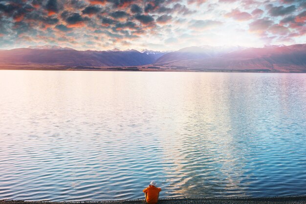 Foto paisagens naturais incríveis na nova zelândia. lago de montanhas ao pôr do sol.