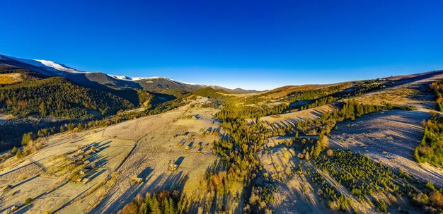 Paisagens pitorescas de montanha perto da aldeia de dzembronya na ucrânia nas montanhas dos Cárpatos