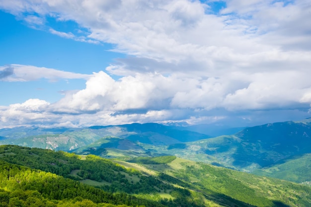 Paisagens pitorescas nas montanhas de Komovi Montenegro