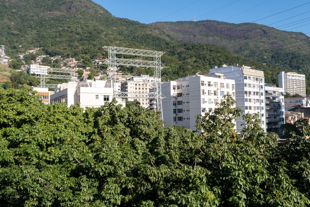 Paisagens urbanas do Rio de Janeiro mostrando natureza e edifícios