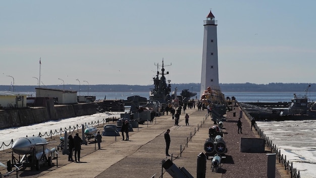 Paisagens urbanas Vista do aterro e exposição de navios de guerra e armas no Patriota