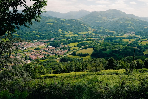 paisagens verdes em elizondo navarra espanha