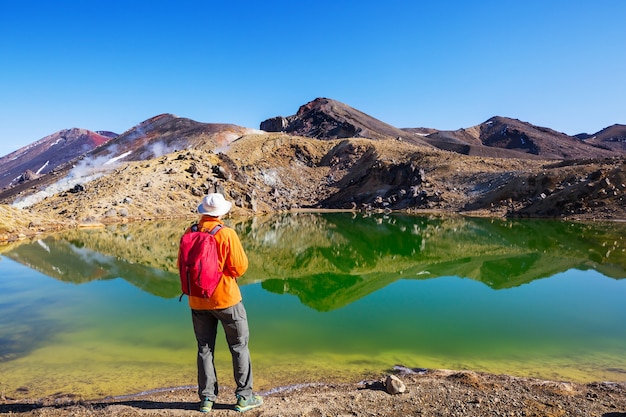 Paisagens vulcânicas incomuns na trilha de tongariro crossing, parque nacional de tongariro, nova zelândia. conceito wanderlust