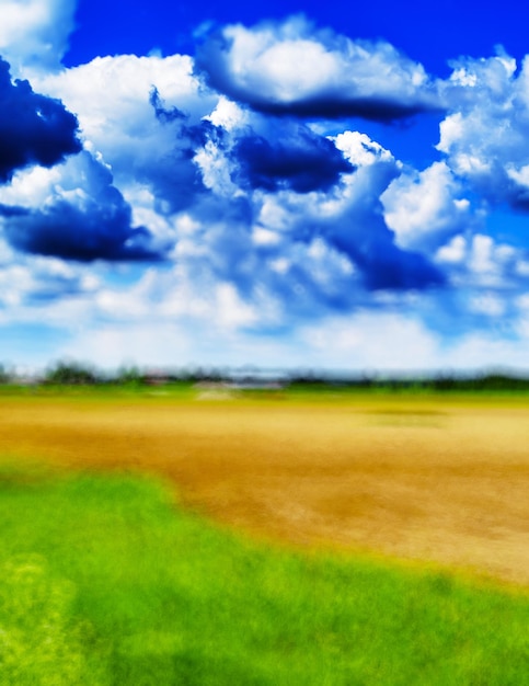 Paisaje abstracto borroso vertical con fondo de nubes reales