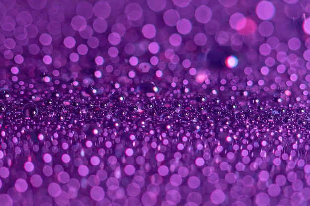 paisaje abstracto de gotas en fondo morado y rojo