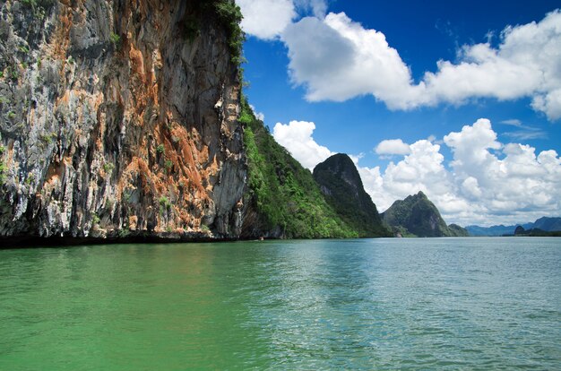 Paisaje de acantilados y mar