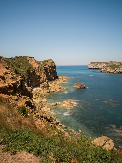 Paisaje de acantilados rocosos junto al mar