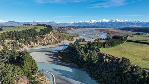 Paisaje aéreo de los campos agrícolas y las tierras de cultivo alrededor del desfiladero de Waimakariri