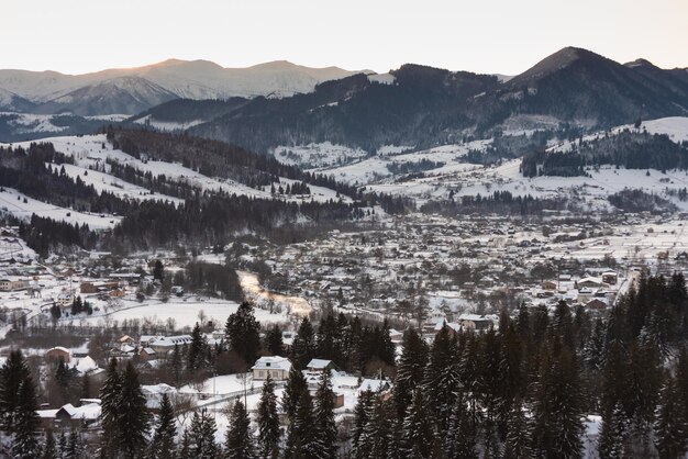 Paisaje aéreo del centro turístico de invierno Verkhovyna en las montañas de los Cárpatos, Ucrania.