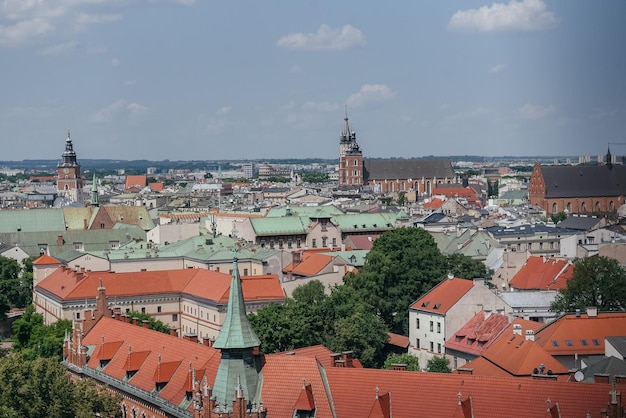 Paisaje aéreo de la ciudad de Cracovia con techos tradicionales