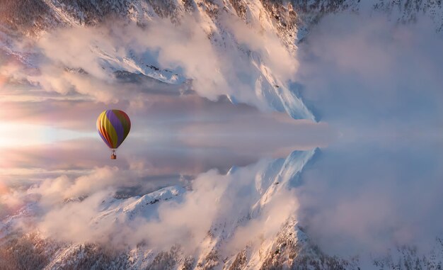 Paisaje aéreo de fantasía mágica con un vuelo en globo aerostático de Mountain World reflejado