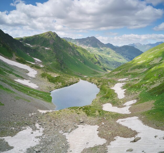 Paisaje aéreo hermoso panorama de verano de la montaña del Cáucaso