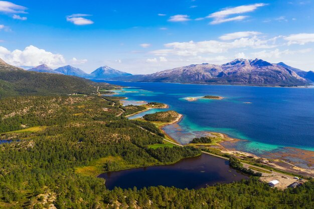 Paisaje aéreo de las islas Lofoten en Noruega con montañas y fiordos