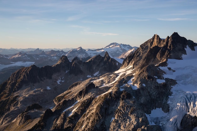 Paisaje aéreo de montaña canadiense