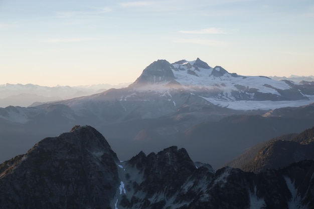 Paisaje aéreo de montaña canadiense