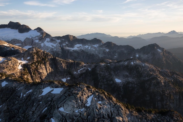 Paisaje aéreo de montaña canadiense