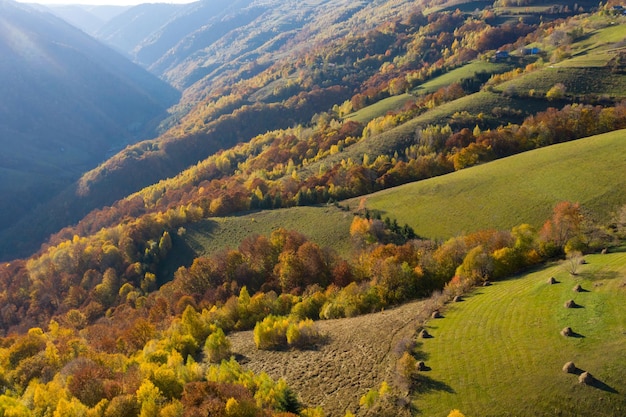 Paisaje aéreo de otoño en el campo de las montañas