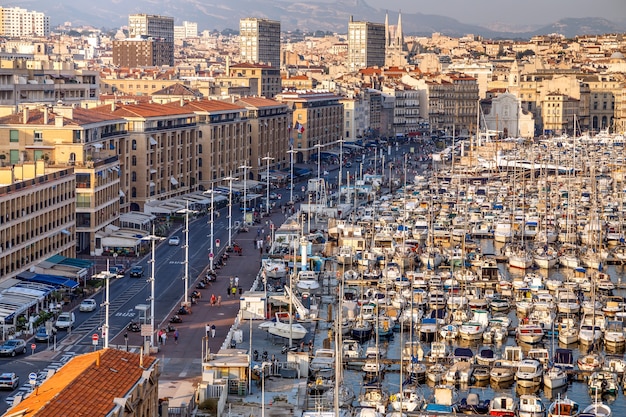 Paisaje aéreo del puerto viejo de Marsella, puerto viejo con yates y barcos de las calles de la ciudad en la hora dorada