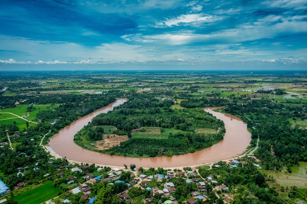 Paisaje aéreo del río en campo verde, vista superior del fondo de la hermosa naturaleza de drone.