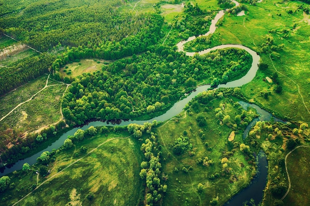 Paisaje aéreo del río sinuoso en campo verde, vista superior del fondo de la hermosa naturaleza de drone, paisaje de verano estacional con espacio de copia