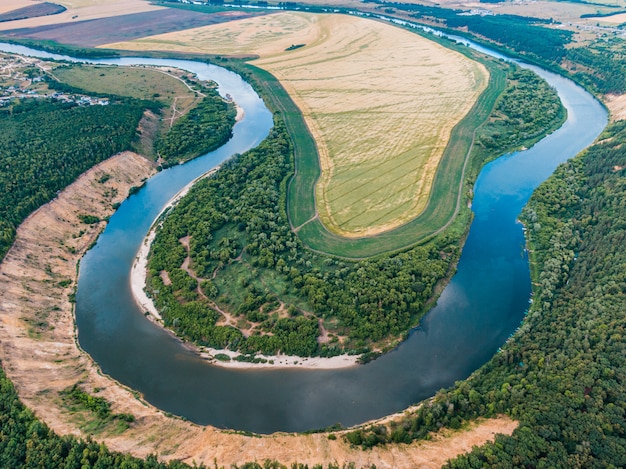 Paisaje aéreo del río sinuoso en campo verde