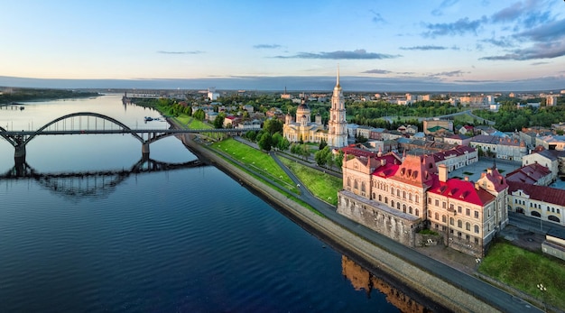 Paisaje aéreo de Rybinsk al amanecer.