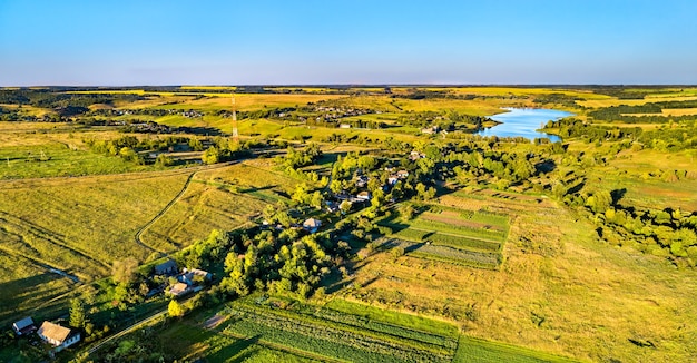 Paisaje aéreo de las tierras altas de Rusia Central. Pueblo de Darnitsa, región de Kursk.