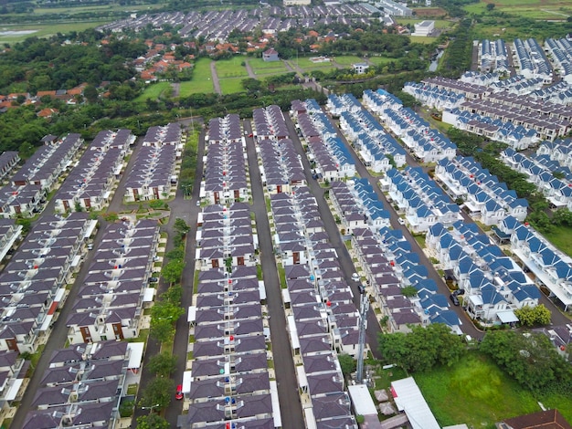 Foto paisaje aéreo del típico barrio de alojamiento familiar indonesio en suvarna sutera para la zona media superior