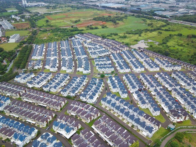 Paisaje aéreo del típico barrio de alojamiento familiar indonesio en Suvarna Sutera para la zona media superior