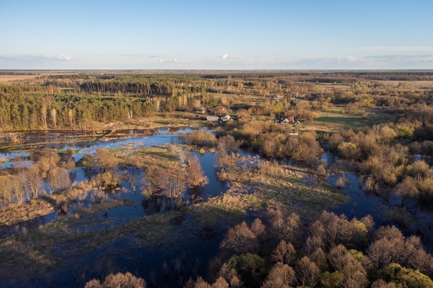 Paisaje aéreo del valle del pequeño río inundado en primavera