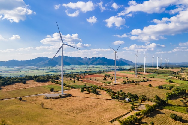 Paisaje de aerogeneradores dispuestos en fila en una montaña con fondo de cielo azul en el distrito de Sikhio, Nakhon Ratchasima, Tailandia