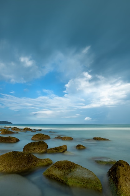 Paisaje de agua con nubes en el horizonte