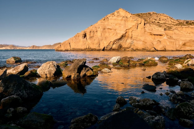 Paisaje agua reflejo cielo costa azul