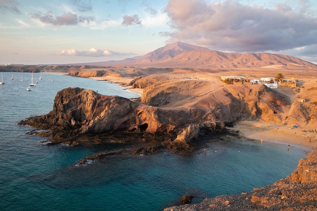 Paisaje con agua turquesa del océano en la playa de papagayo lanzarote islas canarias españa