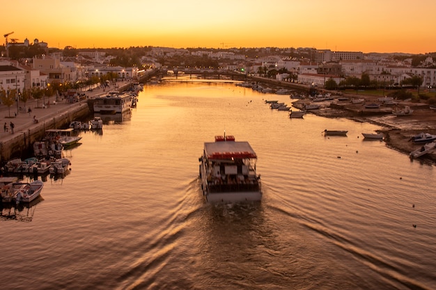 Paisaje al atardecer de la ciudad de Tavira