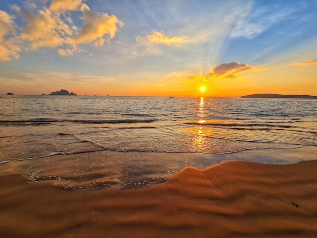 Foto paisaje al atardecer hermoso atardecer y paisaje del mar negro