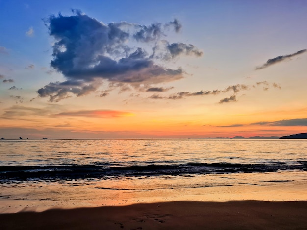 Foto paisaje al atardecer hermoso atardecer y paisaje del mar negro