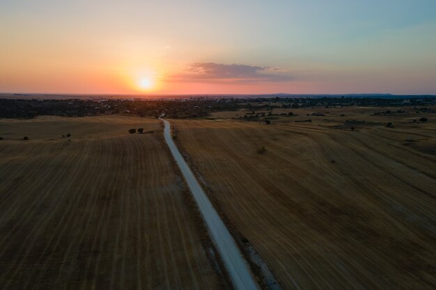 Paisaje al atardecer con la localidad de Malpartida de Cáceres al fondo.