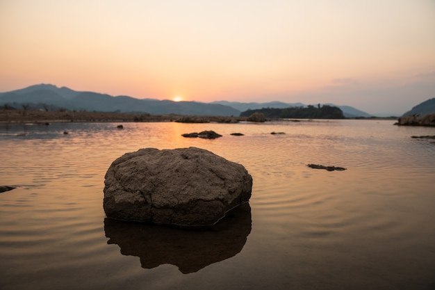 Paisaje al atardecer del río Mekong en el distrito de Pakchom