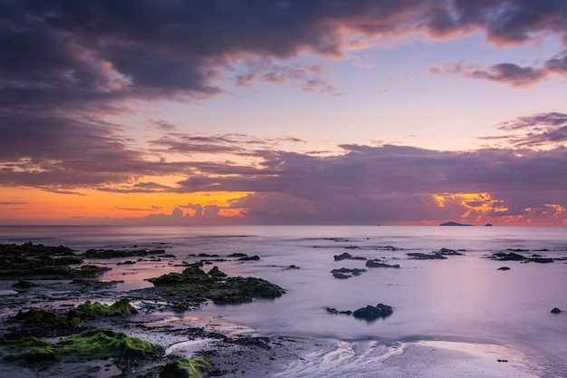 Paisaje al atardecer en las rocas de la playa en primer plano