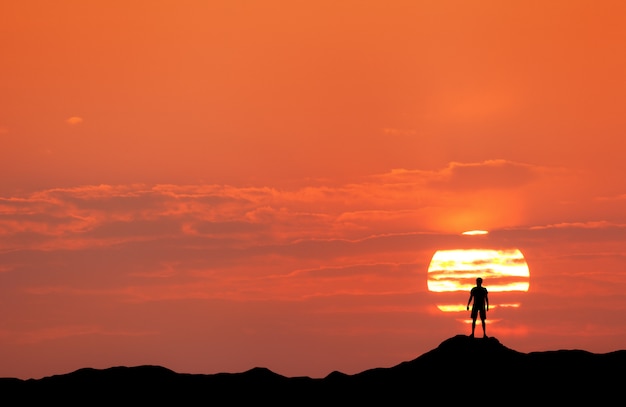 Paisaje al atardecer con la silueta de un hombre